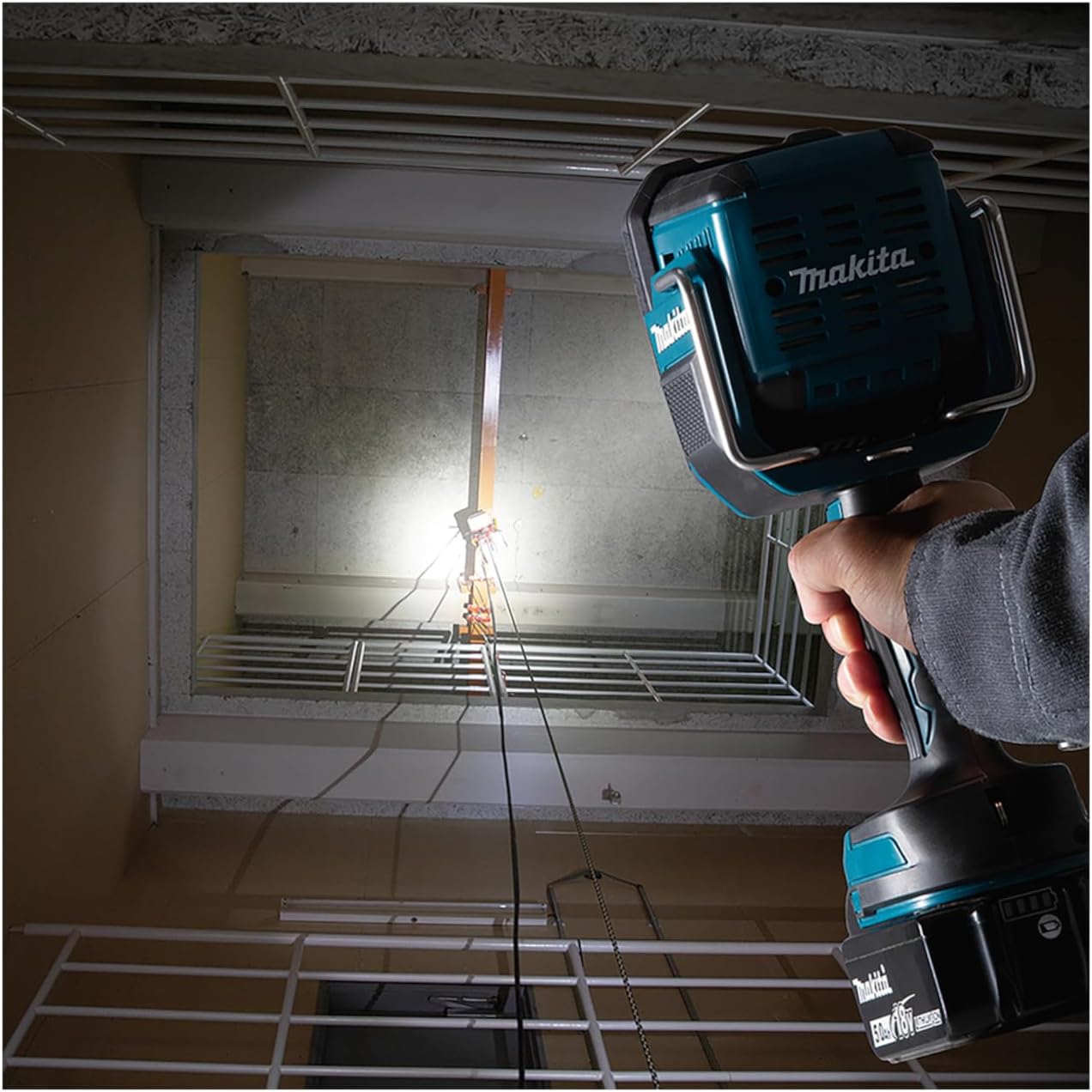 Makita DML812 18V LXT® Lithium-Ion Cordless L.E.D. Flashlight/Spotlight, Light Only
