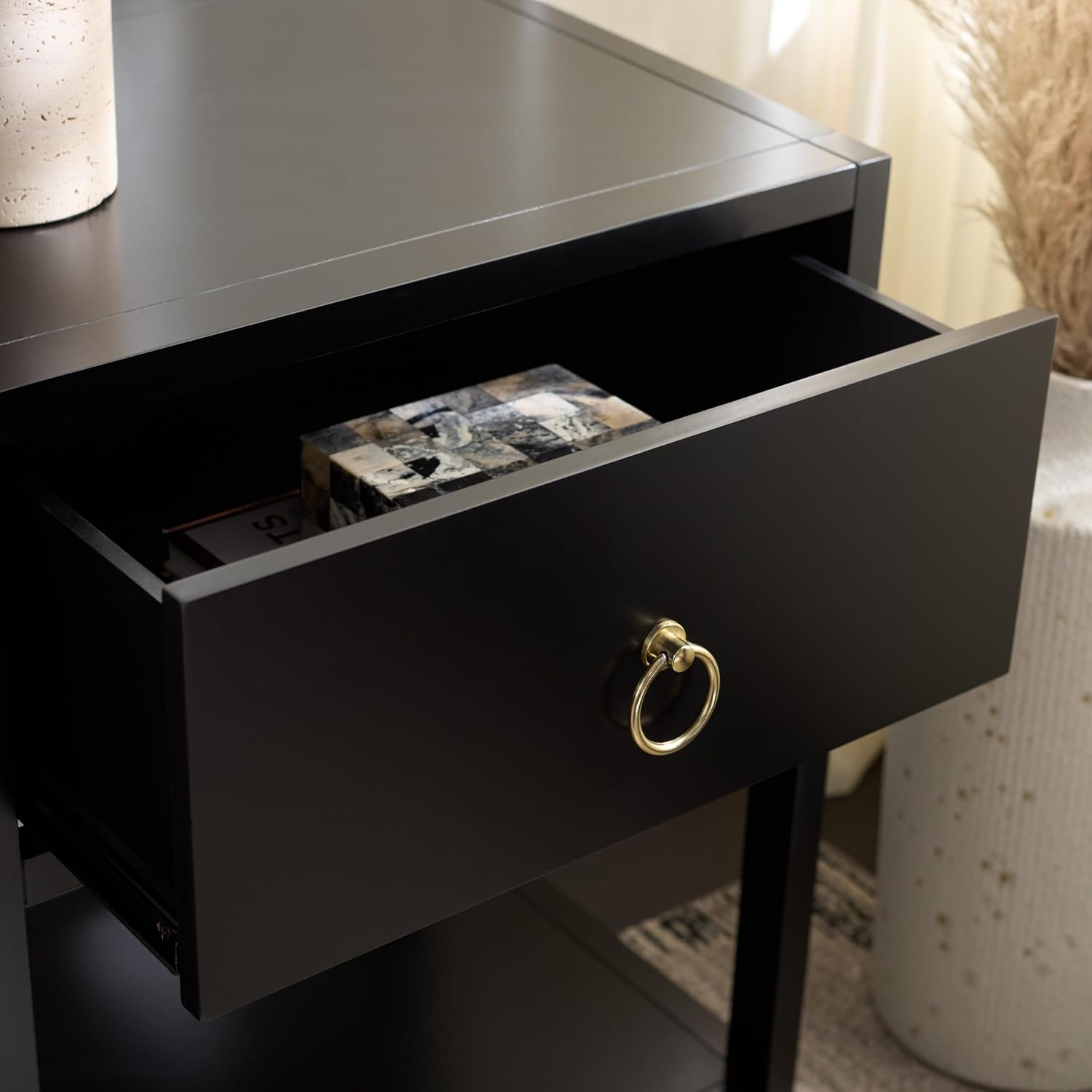 SAFAVIEH Furniture - Sadie 1-Drawer Nightstand - Black - Wood - Glam Gold Hardware Design - Ideal for Bedroom, 21' W x 17.2' D x 26' H - Fully Assembled (NST9201E)