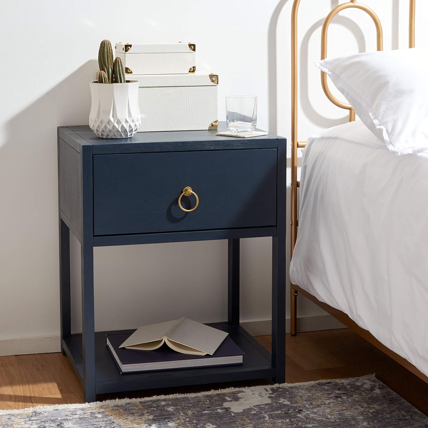 SAFAVIEH Furniture - Sadie 1-Drawer Nightstand - Navy - Wood - Glam Gold Hardware Design - Ideal for Bedroom, 21'W x 17.2'D x 26'H - Fully Assembled (NST9201A)
