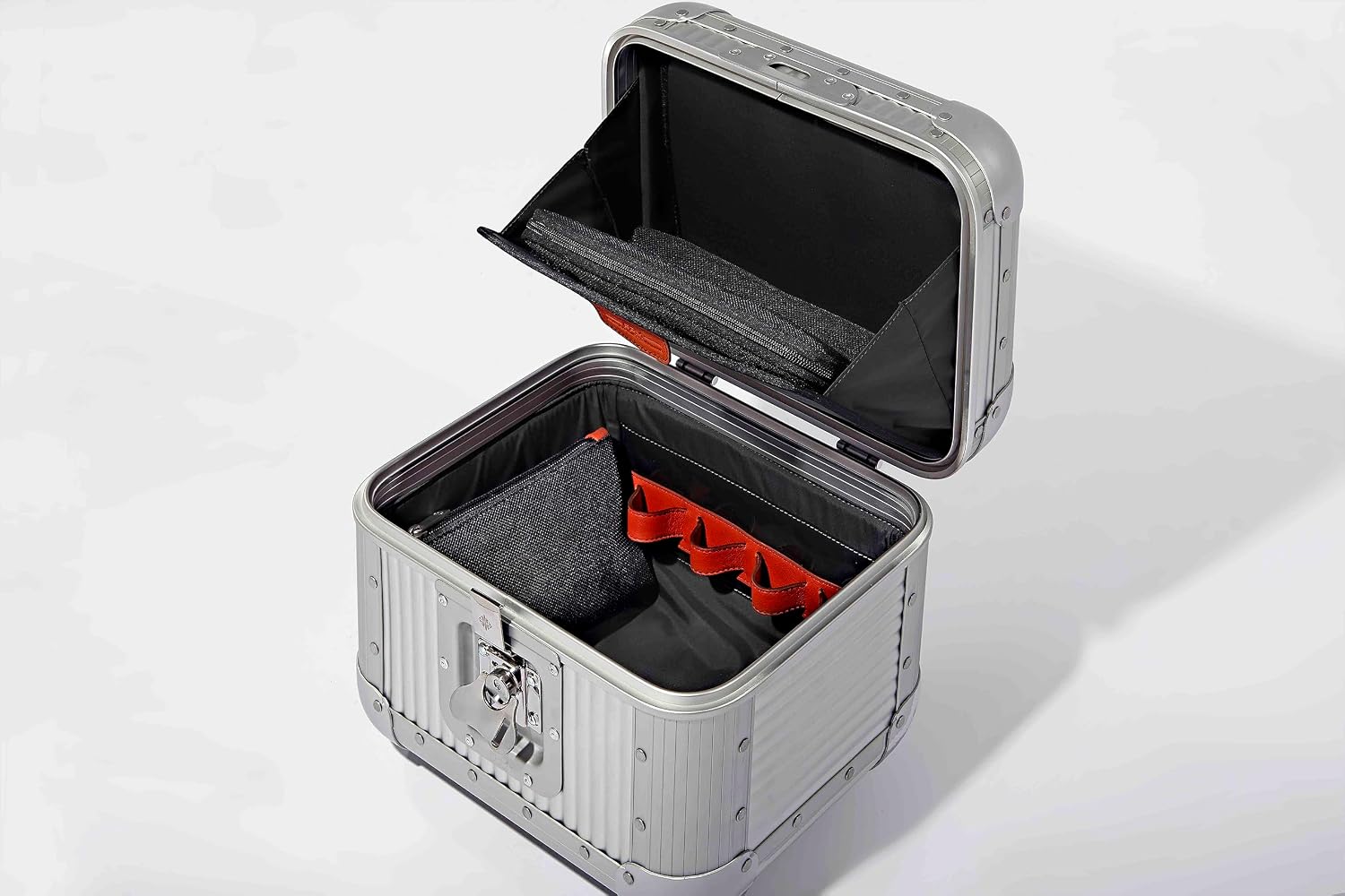 FPM MILANO Bank Vanity - Made in Italy Aluminum & Leather Framed Cosmetic Case - Personal Size - Moonlight Silver