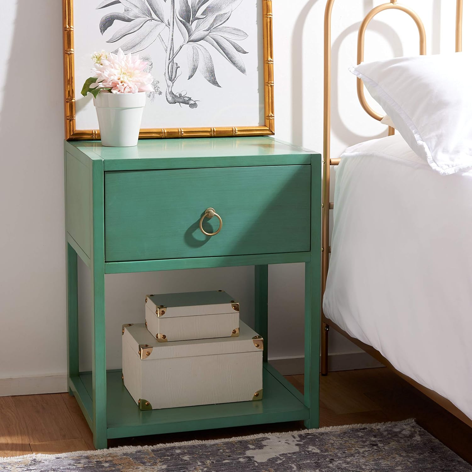 SAFAVIEH Furniture - Sadie 1-Drawer Nightstand - Turquoise - Wood - Glam Gold Hardware Design - Ideal for Bedroom, 21'W x 17.2'D x 26'H - Fully Assembled (NST9201C)