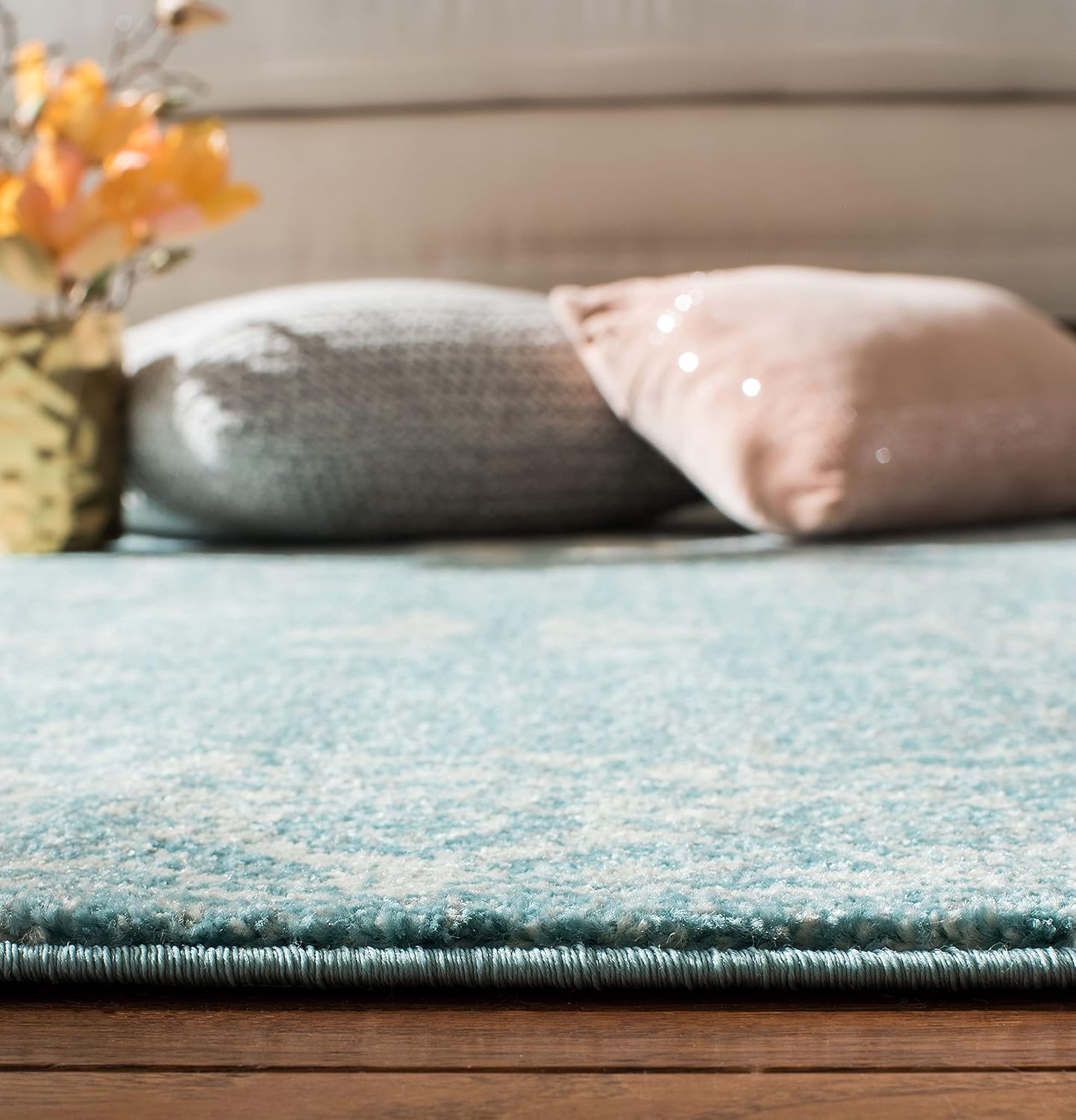 SAFAVIEH Evoke Collection Area Rug - 9' x 12', Light Blue & Ivory, Shabby Chic Distressed Design, Non-Shedding & Easy Care, Ideal for High Traffic Areas in Living Room, Bedroom (EVK270D)