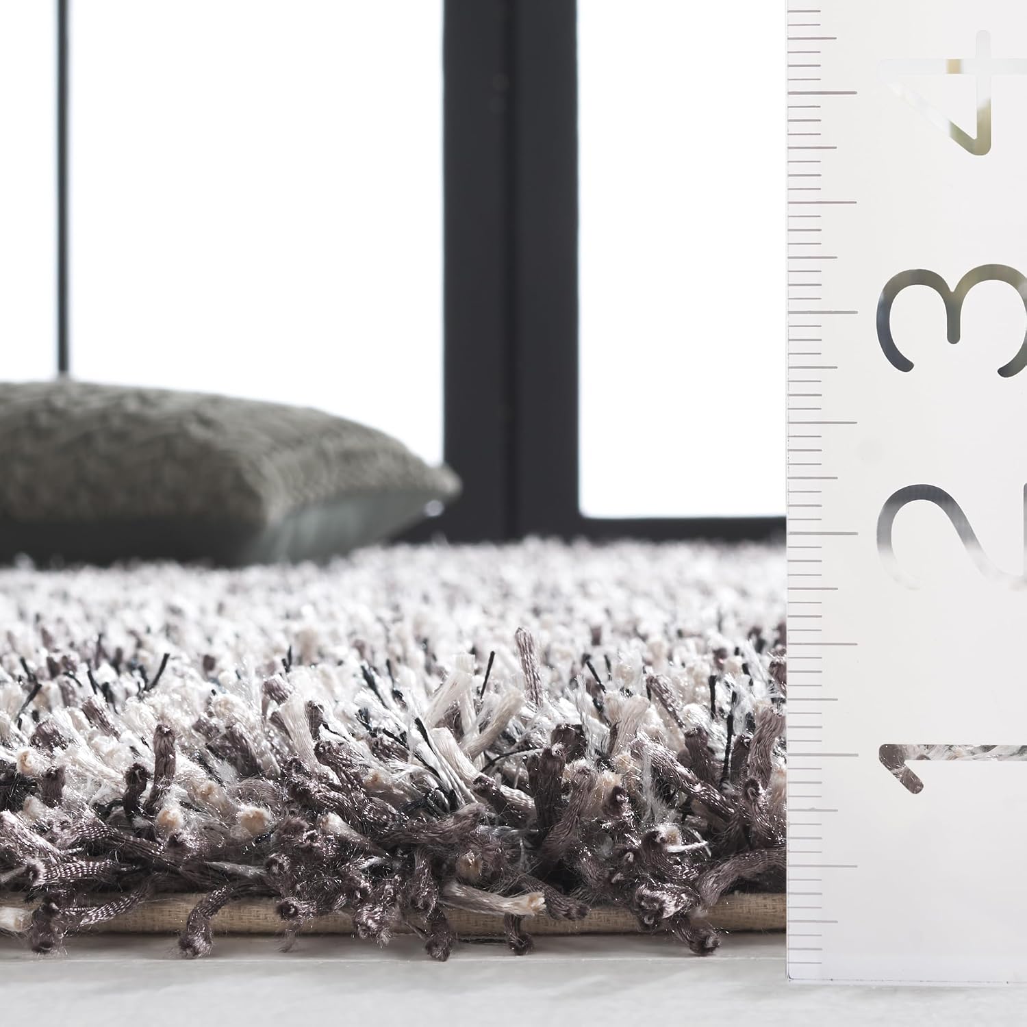 SAFAVIEH New Orleans Shag Collection Area Rug - 6' x 9', Platinum & Ivory, Handmade, 1.6-inch Thick Ideal for High Traffic Areas in Living Room, Bedroom (SG531-7612)
