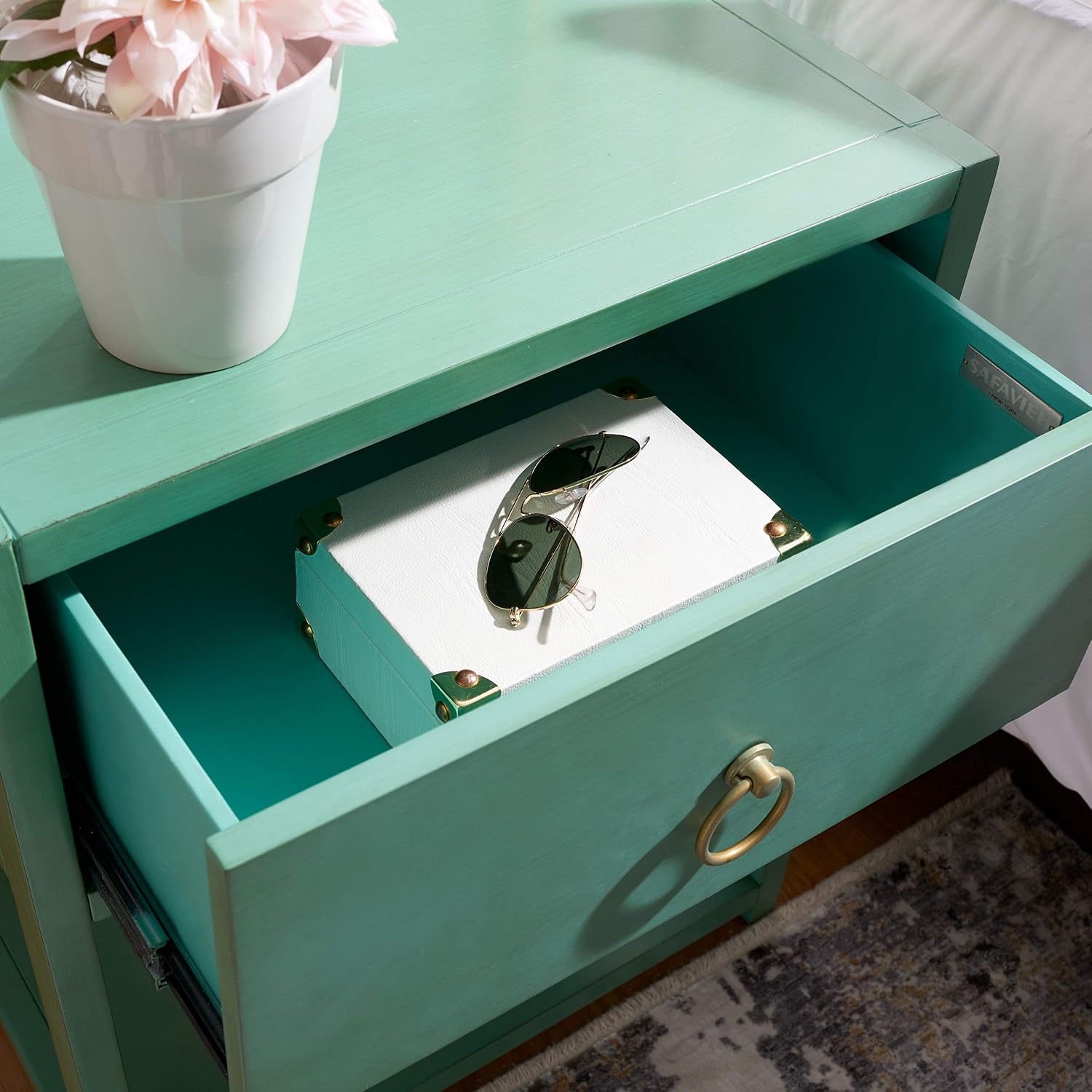 SAFAVIEH Furniture - Sadie 1-Drawer Nightstand - Turquoise - Wood - Glam Gold Hardware Design - Ideal for Bedroom, 21'W x 17.2'D x 26'H - Fully Assembled (NST9201C)