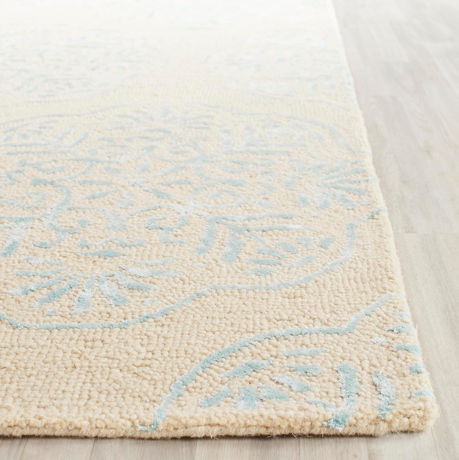 SAFAVIEH Bella Collection Area Rug - 6' Square, Beige & Blue, Handmade Wool, Ideal for High Traffic Areas in Living Room, Bedroom (BEL711C)