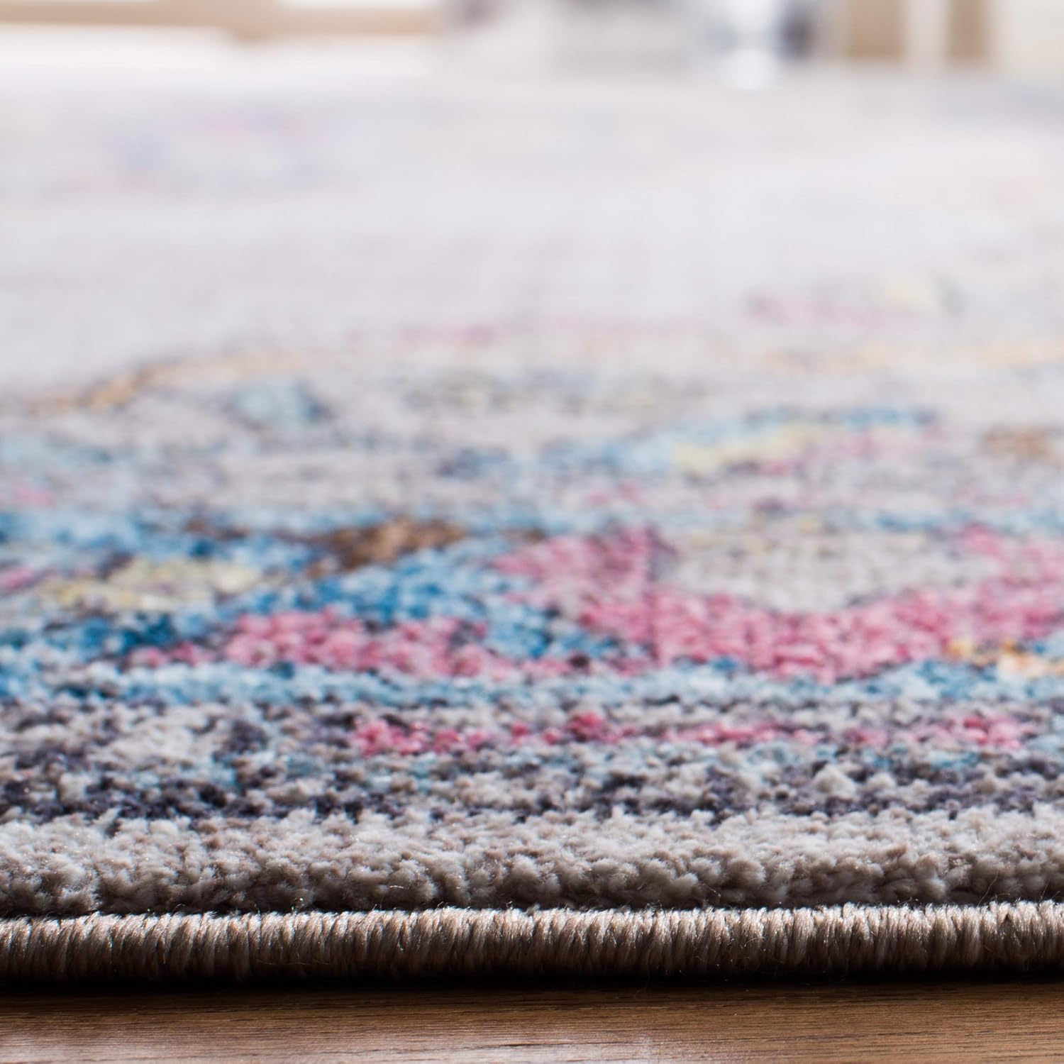 SAFAVIEH Bristol Collection Area Rug - 6' x 9', Light Grey & Blue, Boho Chic Medallion Distressed Design, Non-Shedding & Easy Care, Ideal for High Traffic Areas in Living Room, Bedroom (BTL343A)
