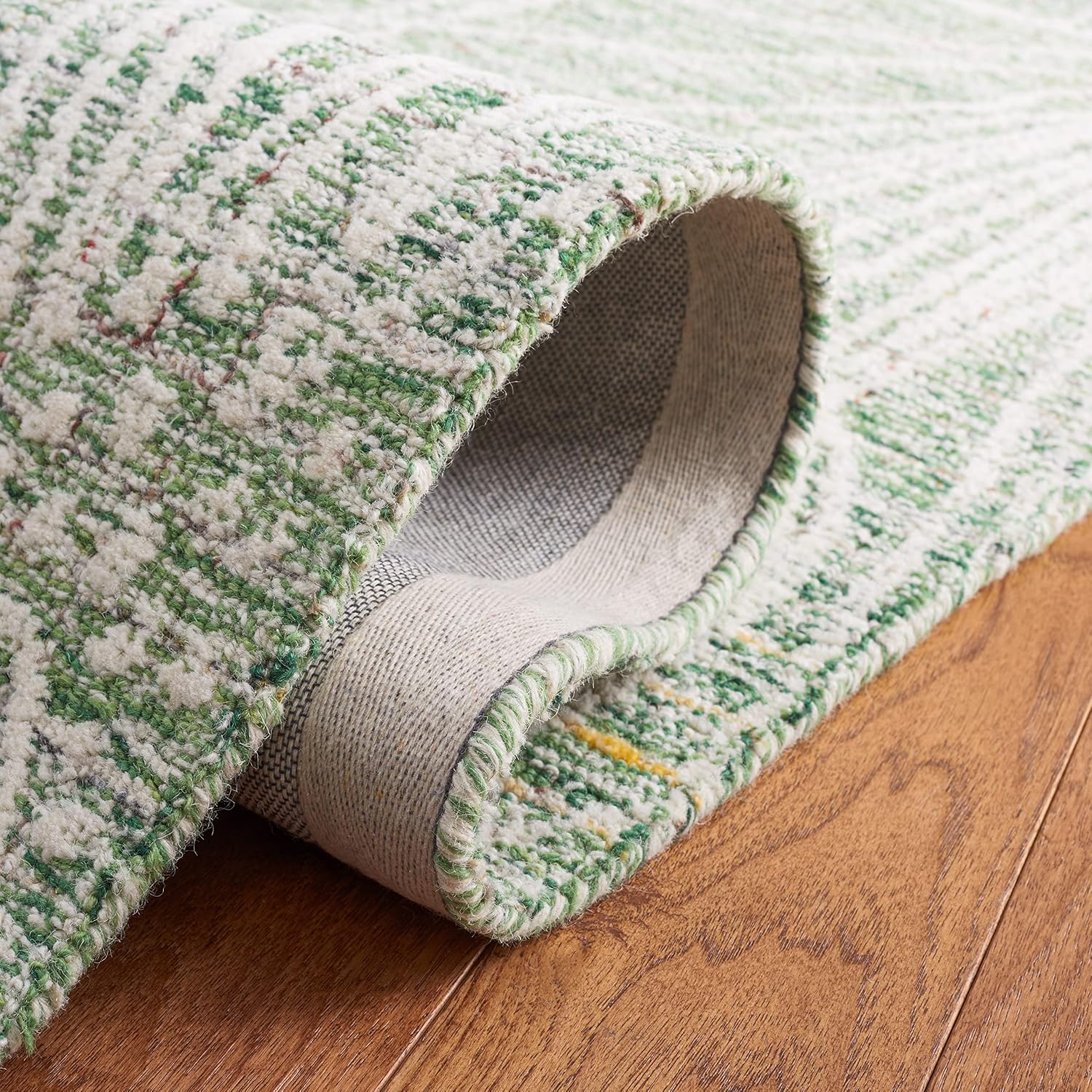 SAFAVIEH Metro Collection Accent Rug - 4' x 6', Green & Ivory, Handmade Floral Wool, Ideal for High Traffic Areas in Entryway, Living Room, Bedroom (MET875Y)