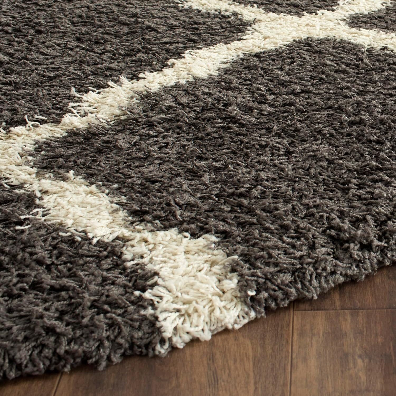 SAFAVIEH Dallas Shag Collection Runner Rug - 2'3' x 8', Dark Grey & Ivory, Trellis Design, Non-Shedding & Easy Care, 1.5-inch Thick Ideal for High Traffic Areas in Living Room, Bedroom (SGD257A)