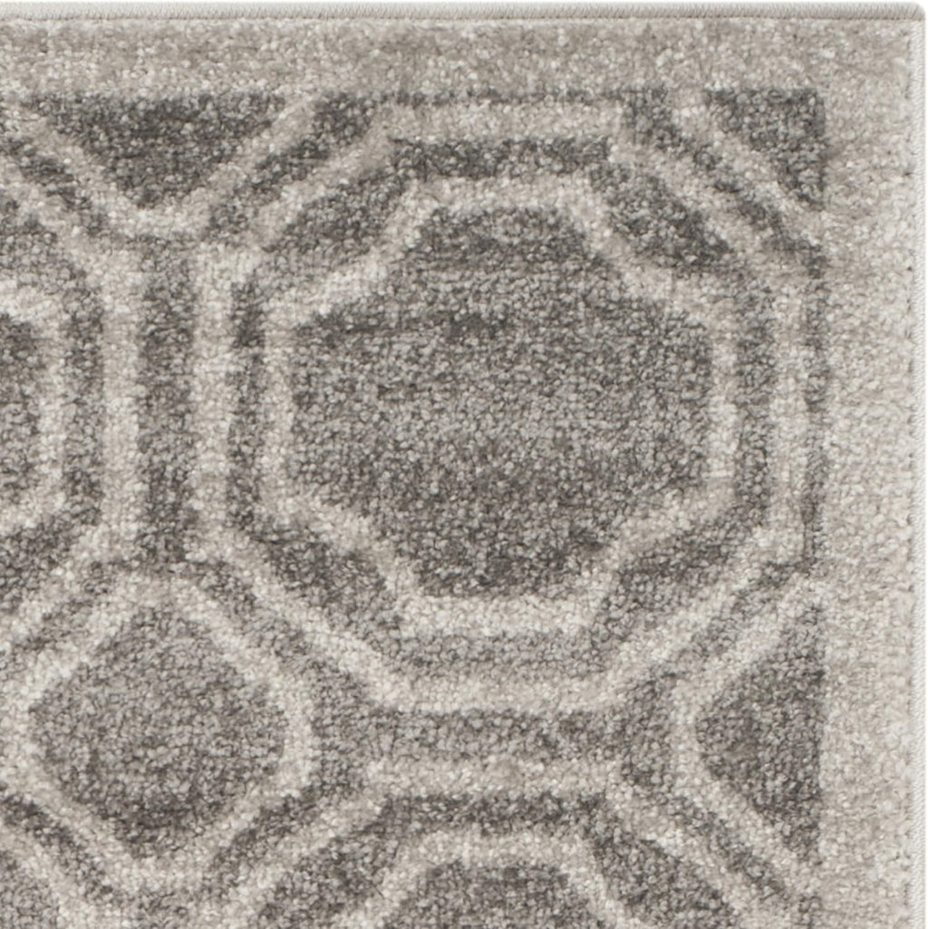 SAFAVIEH Amherst Collection Accent Rug - 2'6' x 4', Grey & Light Grey, Geometric Design, Non-Shedding & Easy Care, Ideal for High Traffic Areas in Entryway, Living Room, Bedroom (AMT411C)