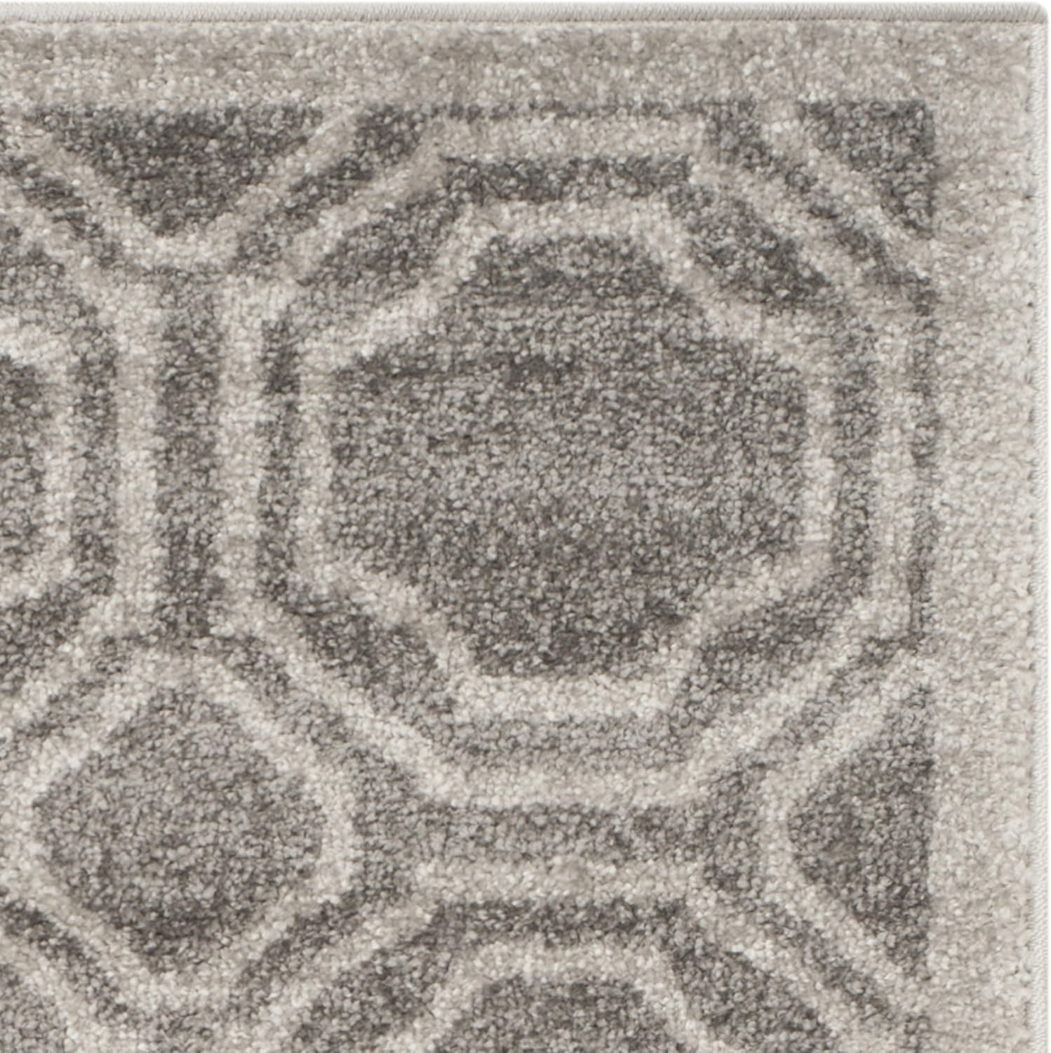 SAFAVIEH Amherst Collection Accent Rug - 2'6' x 4', Grey & Light Grey, Geometric Design, Non-Shedding & Easy Care, Ideal for High Traffic Areas in Entryway, Living Room, Bedroom (AMT411C)