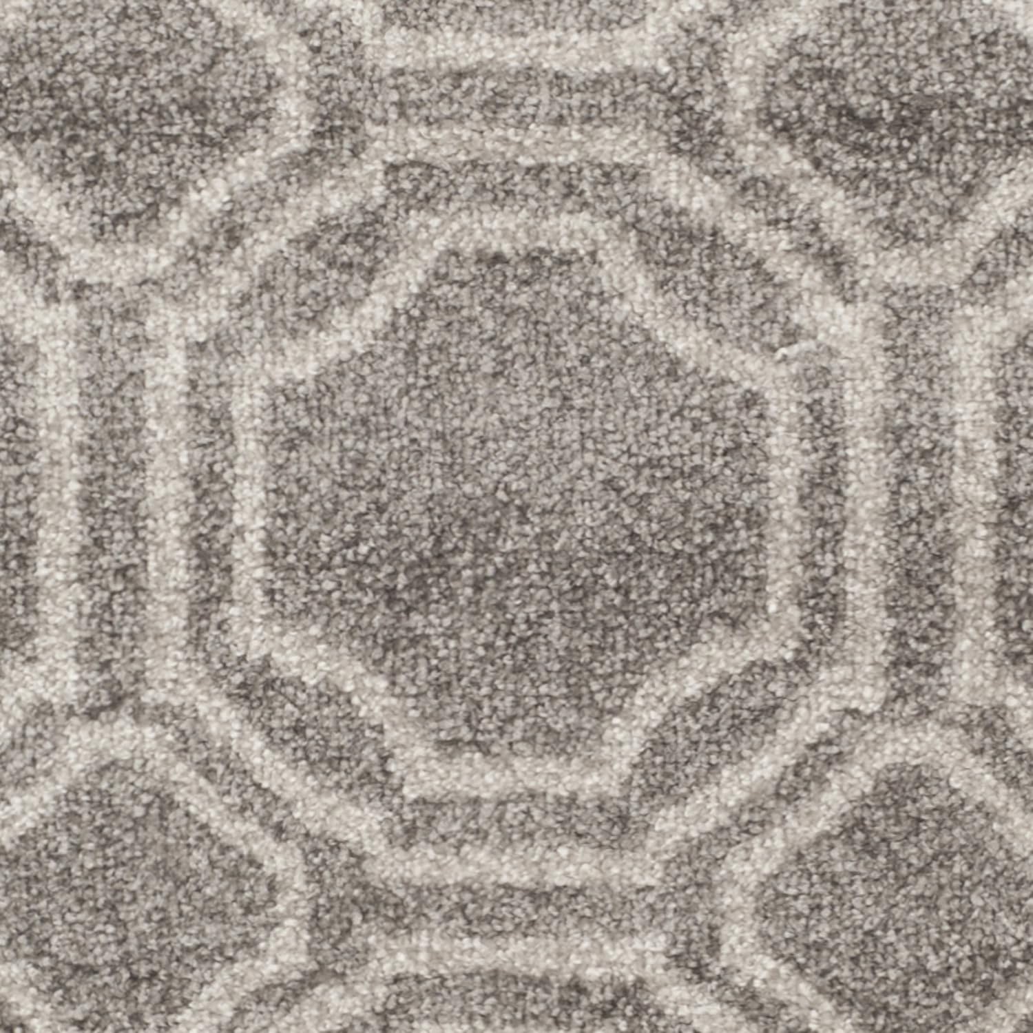SAFAVIEH Amherst Collection Accent Rug - 2'6' x 4', Grey & Light Grey, Geometric Design, Non-Shedding & Easy Care, Ideal for High Traffic Areas in Entryway, Living Room, Bedroom (AMT411C)