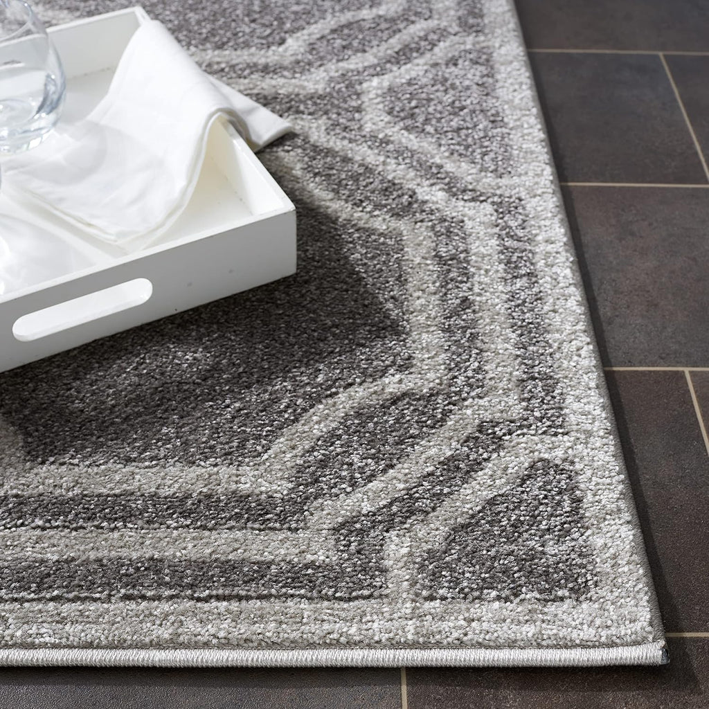 SAFAVIEH Amherst Collection Accent Rug - 2'6' x 4', Grey & Light Grey, Geometric Design, Non-Shedding & Easy Care, Ideal for High Traffic Areas in Entryway, Living Room, Bedroom (AMT411C)
