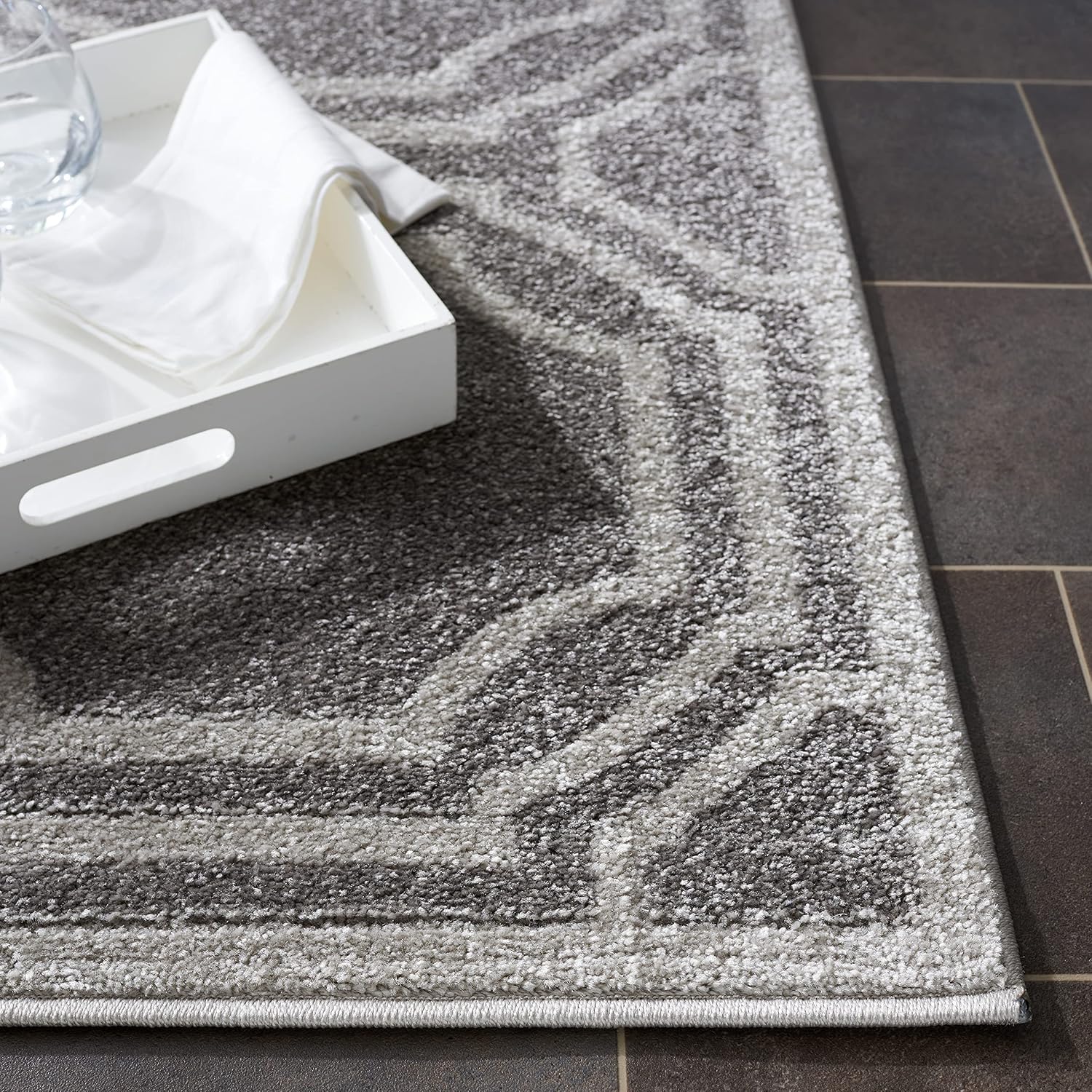 SAFAVIEH Amherst Collection Accent Rug - 2'6' x 4', Grey & Light Grey, Geometric Design, Non-Shedding & Easy Care, Ideal for High Traffic Areas in Entryway, Living Room, Bedroom (AMT411C)