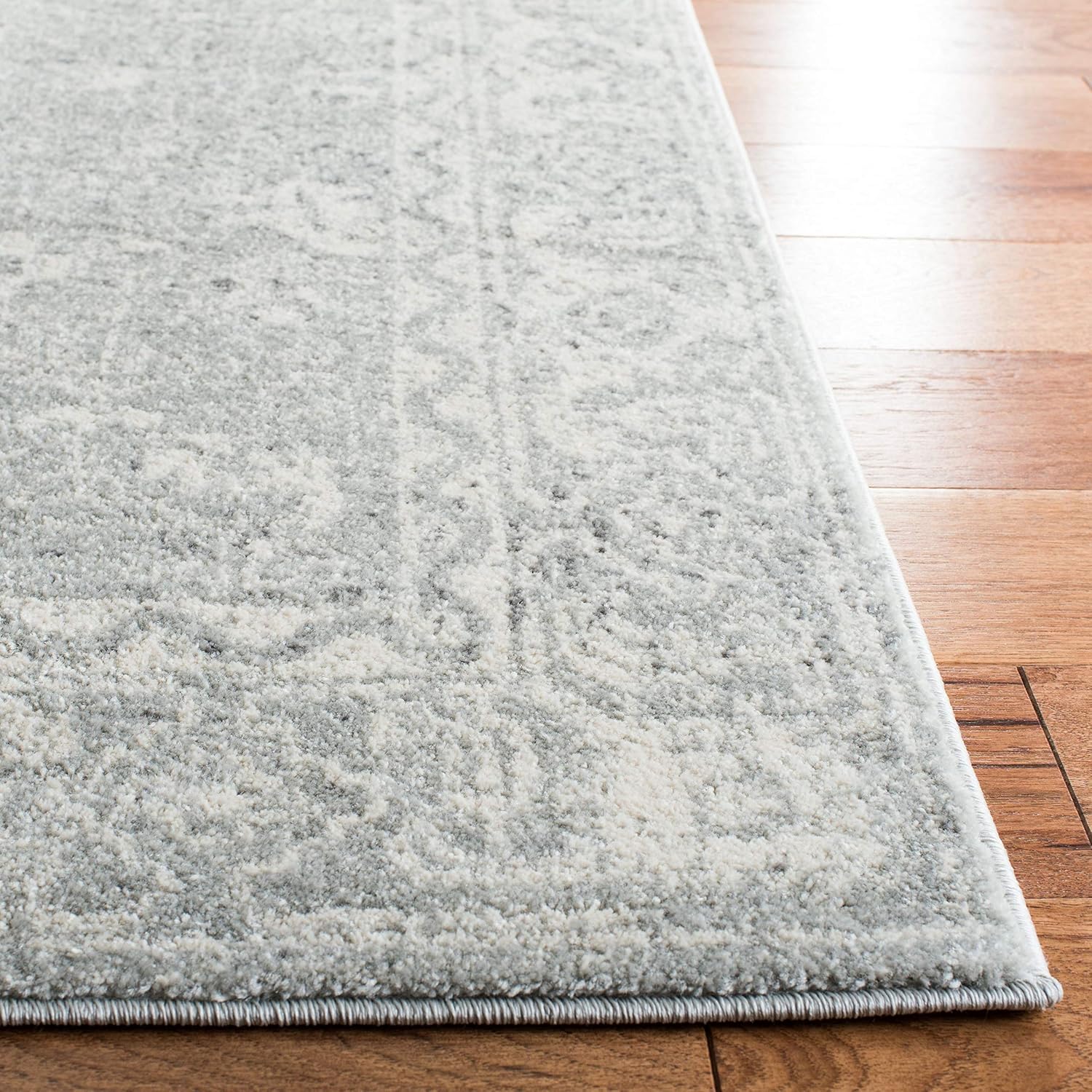 SAFAVIEH Evoke Collection Area Rug - 9' x 12', Silver & Ivory, Shabby Chic Distressed Design, Non-Shedding & Easy Care, Ideal for High Traffic Areas in Living Room, Bedroom (EVK270Z)