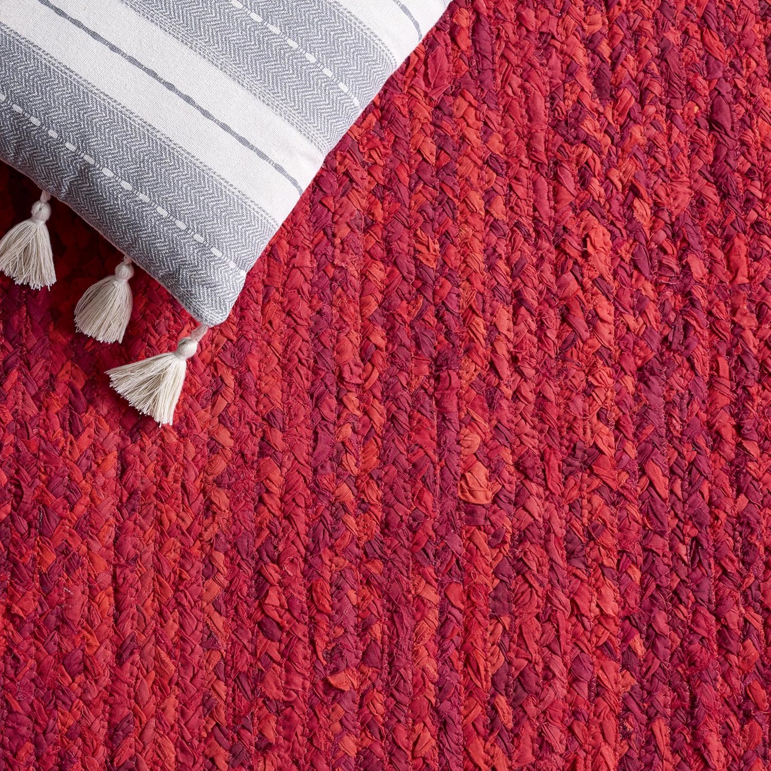 SAFAVIEH Braided Collection Oval Rug - 5' x 8' Oval, Red & Multicolored, Casual Design, Ideal for High Traffic Areas in Kitchen, Bedroom & Home Office (BRD451Q-5OV)