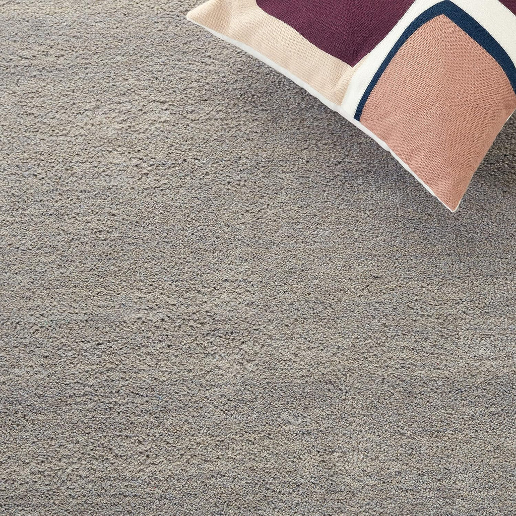 SAFAVIEH Himalaya Collection Runner Rug - 2'3' x 18', Grey, Handmade Wool, Ideal for High Traffic Areas in Living Room, Bedroom (HIM610K)