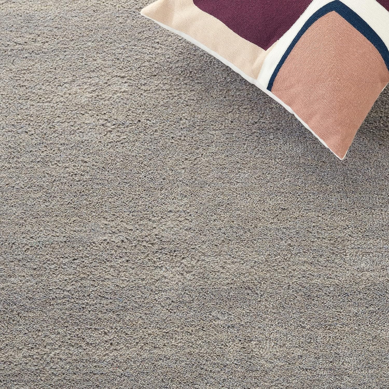 SAFAVIEH Himalaya Collection Runner Rug - 2'3' x 18', Grey, Handmade Wool, Ideal for High Traffic Areas in Living Room, Bedroom (HIM610K)