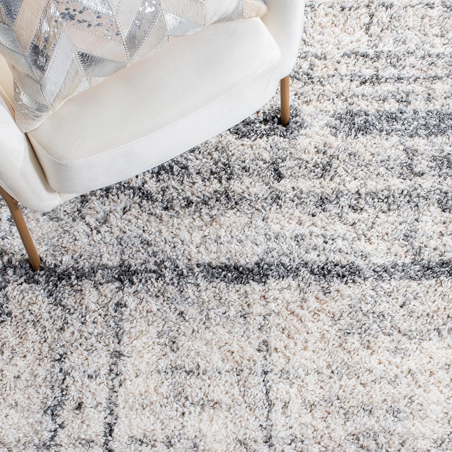 SAFAVIEH Fontana Shag Collection Area Rug - 6'7' Square, Ivory & Grey, Modern Design, Non-Shedding & Easy Care, 2-inch Thick Ideal for High Traffic Areas in Living Room, Bedroom (FNT855A)