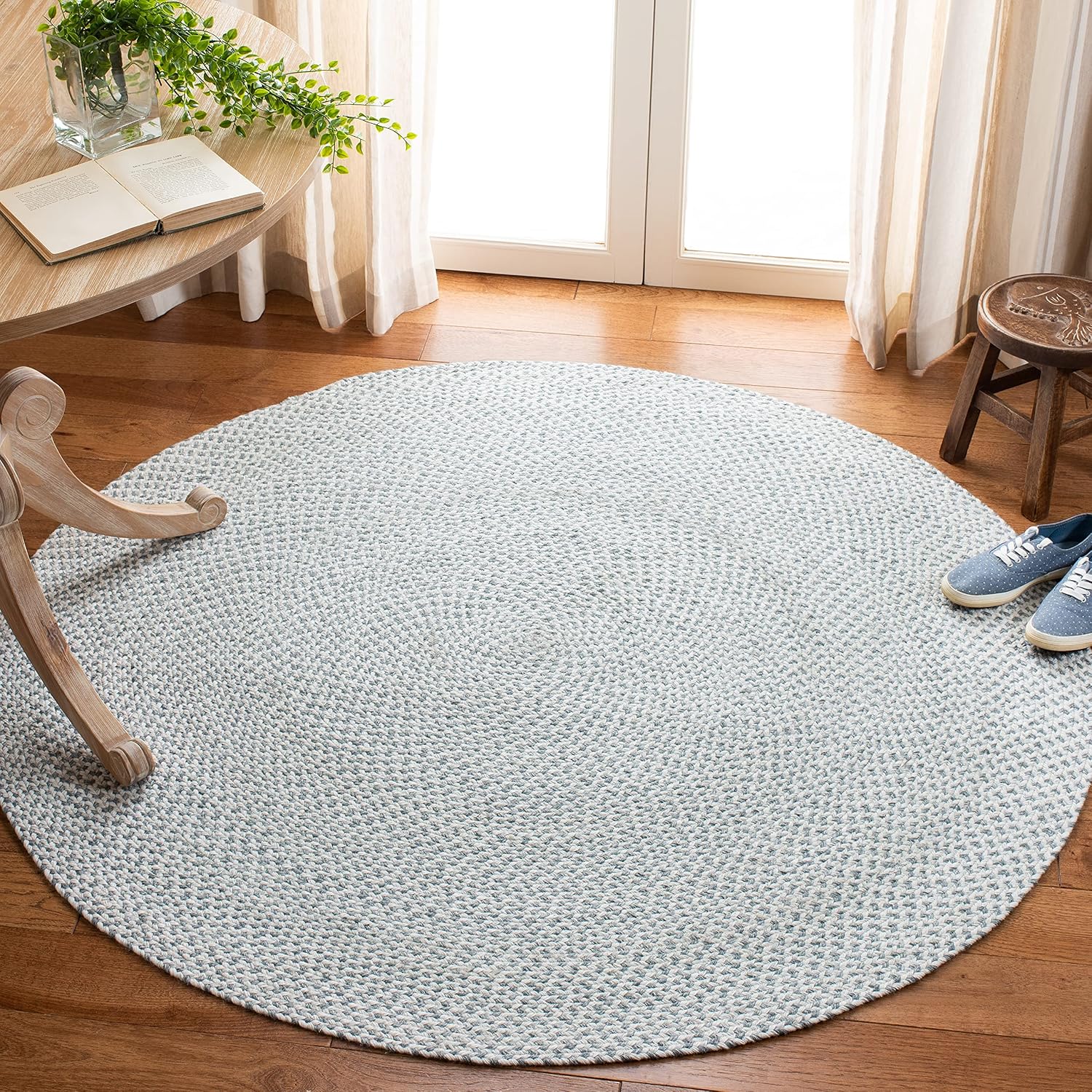 SAFAVIEH Braided Collection Area Rug - 6' Round, Silver & Ivory, Handmade Country Cottage Reversible, Ideal for High Traffic Areas in Living Room, Bedroom (BRD801G)